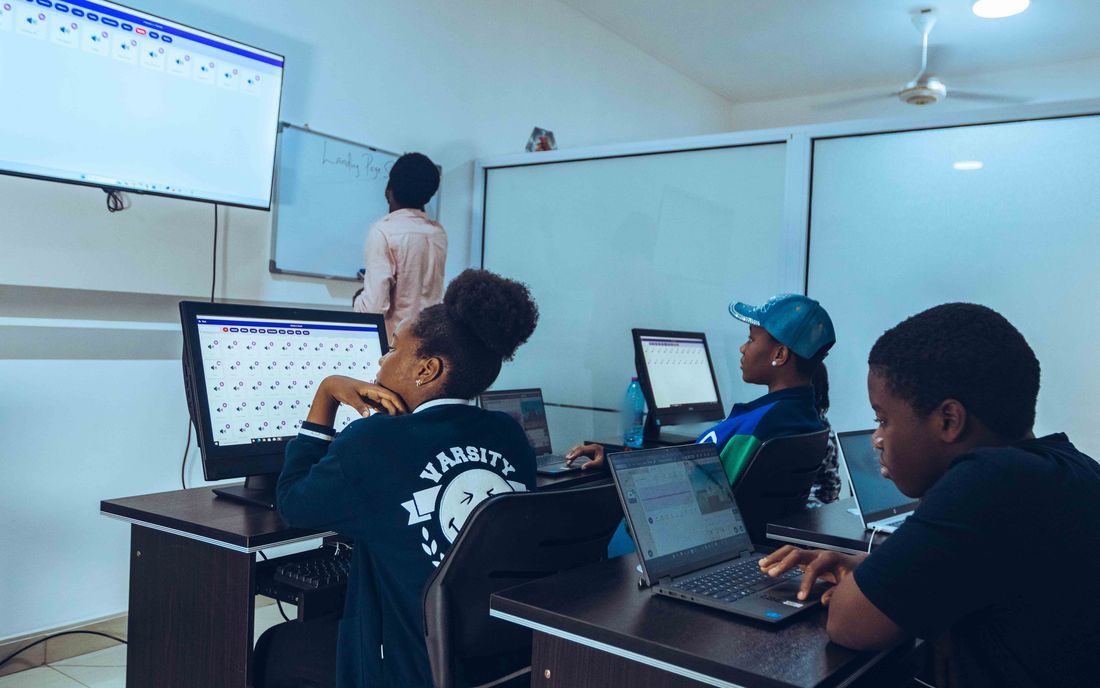 Élèves utilisant des ordinateurs dans une salle informatique scolaire