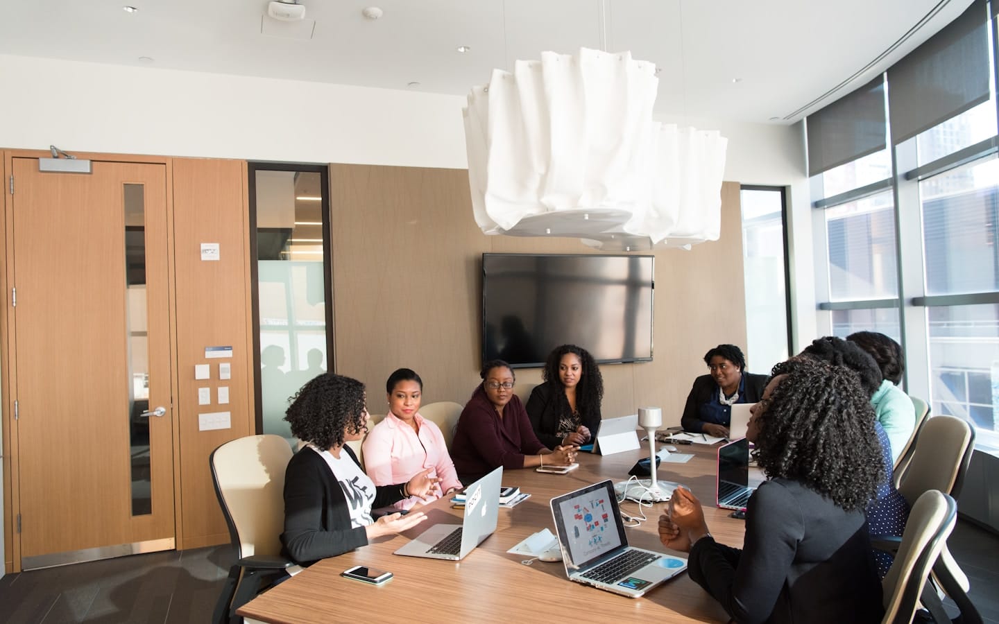 Professionnels en réunion autour d'une table de conférence