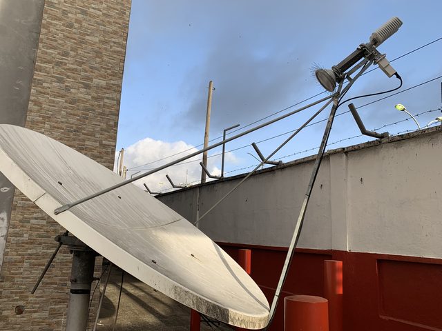 Antenne satellite de 2,4 m en bande C à la station du câble ACE, rue Lynch, Monrovia