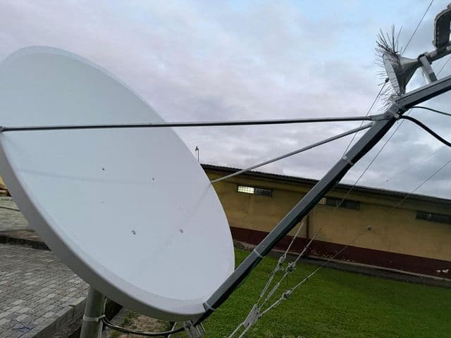 Antenne satellite bande Ku de 1,2 m sur mât au sol, site AIREON à Harbel, comté de Margibi