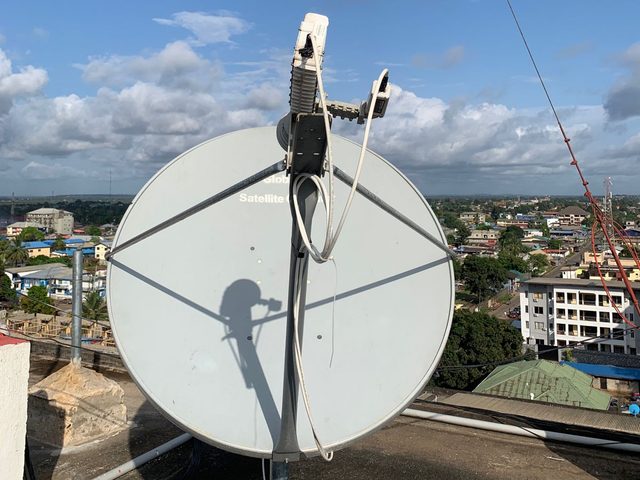 Antenne VSAT sur mât en toiture au-dessus de Monrovia, installée pour Connect Services