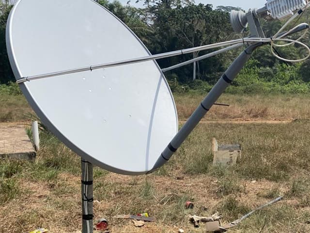 Antenne satellite bande Ku de 1,2 m sur socle en béton au site d'EURO Liberia Logging à Zwedru