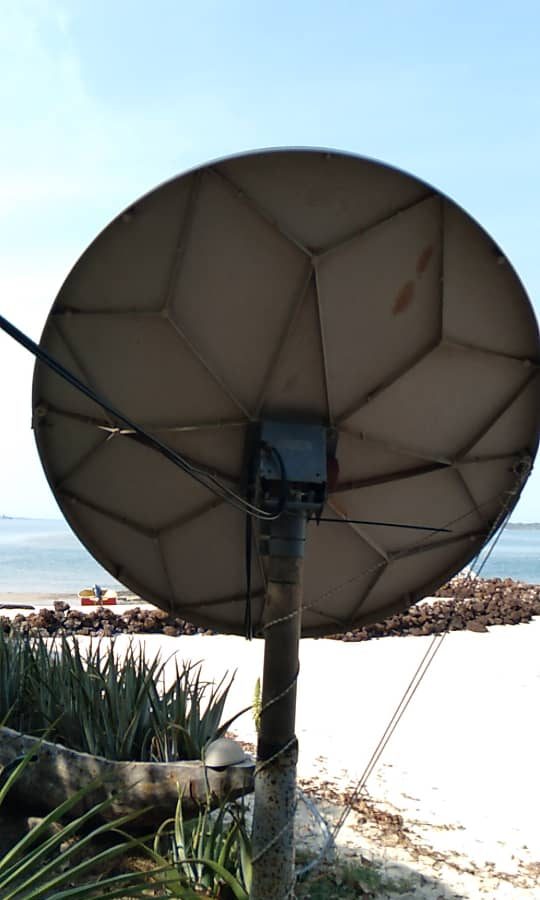 Arrière d'une antenne satellite sur mât au bord de la plage de l'Hôtel De Kere, sur l'île de Kéré, en Guinée-Bissau