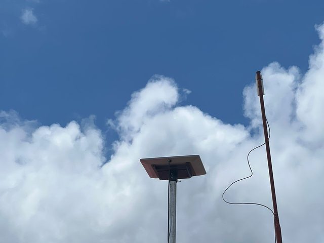 Antenne Starlink sur un mât, sur le site de la Liberian Agricultural Company dans le comté de Grand Bassa