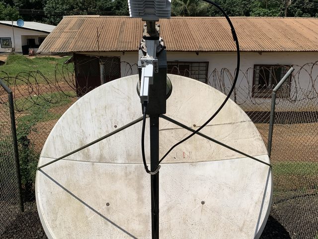 Antenne satellite de 2,4 m sur le site de LAC dans le comté de Grand Bassa, avec le BUC sur le bras d'alimentation