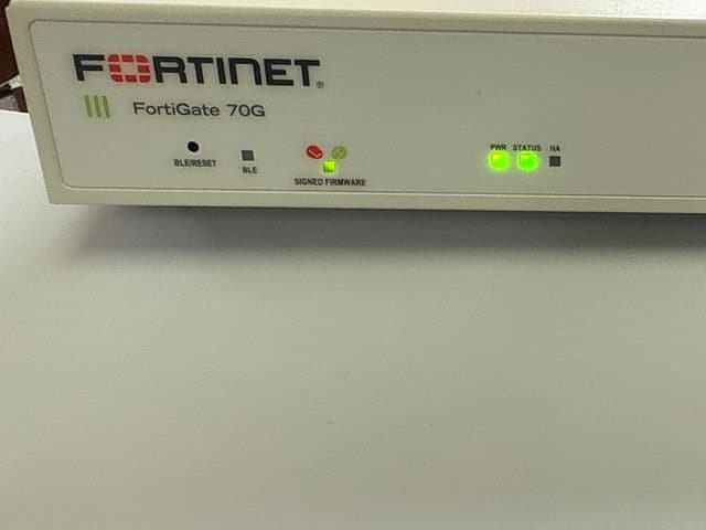 Pare-feu FortiGate 70G sous tension lors de l'installation Starlink pour le bureau de LAC à Monrovia