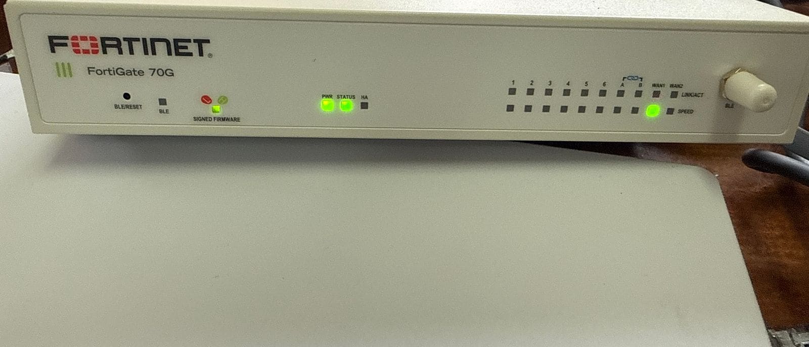 Pare-feu FortiGate 70G sous tension, voyants d'alimentation et d'état au vert, lors de l'installation au bureau de LAC à Monrovia