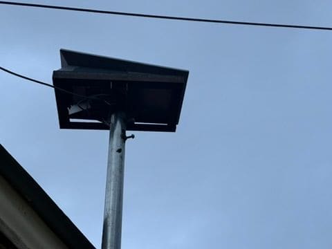 Antenne Starlink sur son support Performance Wedge Mount en haut du nouveau mât, sur fond de ciel