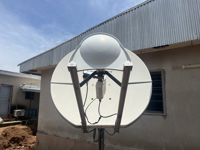 Face avant de l'antenne satellite d'un site de Montage Gold en Côte d'Ivoire, repointée lors d'une visite de maintenance en 2024