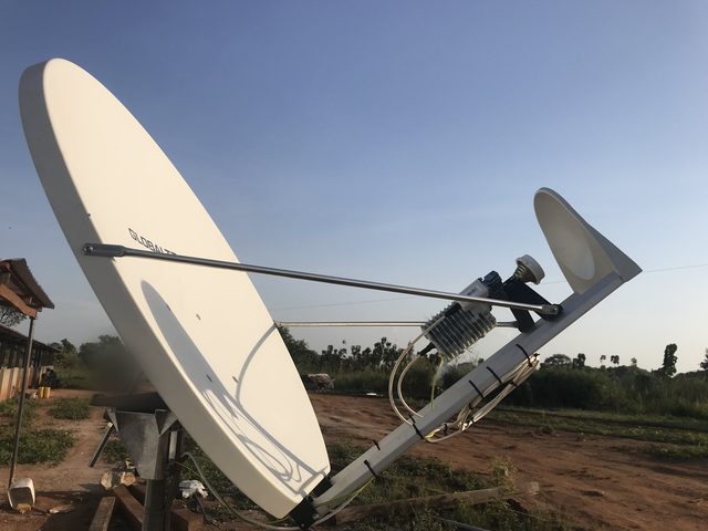 Antenne satellite Ku de 1,2 m sur mât au sol, sur le site du gisement de Koné de Montage Gold à Fadiadougou, en Côte d'Ivoire