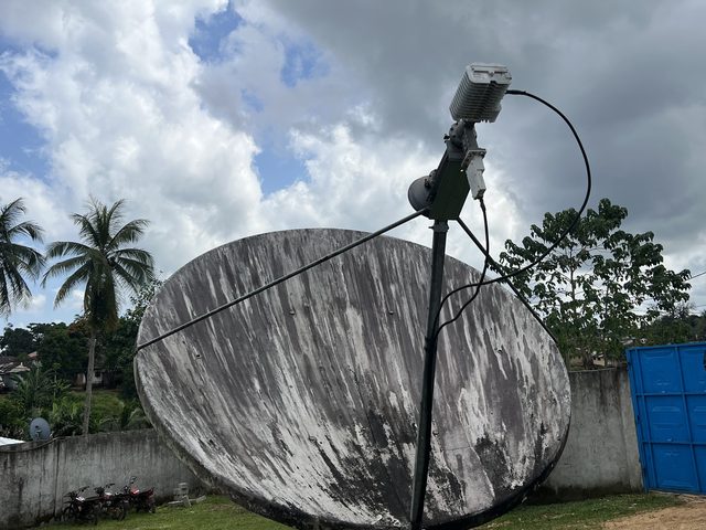 Antenne satellite avec sa source, son BUC et son LNB au bureau de terrain de Plan International dans le comté de Bomi, le jour de la migration vers SES4