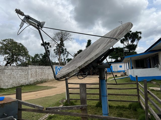 Antenne satellite de 2,4 m dans un enclos en bois au bureau de Plan International à Voinjama, comté de Lofa