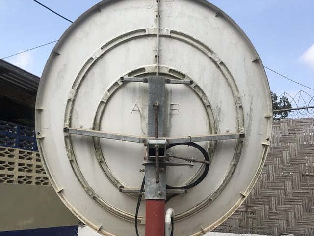 Arrière de l'antenne satellite de 2,4 m sur son mât, sur le site de Samaritan's Purse à Monrovia