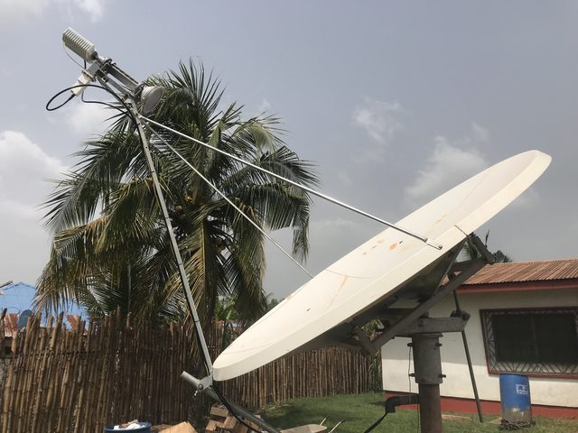 Nouvelle antenne satellite de 2,4 m en bande C sur pied, au bureau de terrain de Save the Children à Fish Town, comté de River Gee