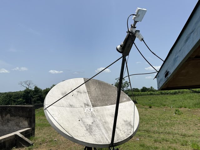 Vue latérale de l'antenne satellite de 2,4 m sur le site de Socfin à Weala, comté de Margibi