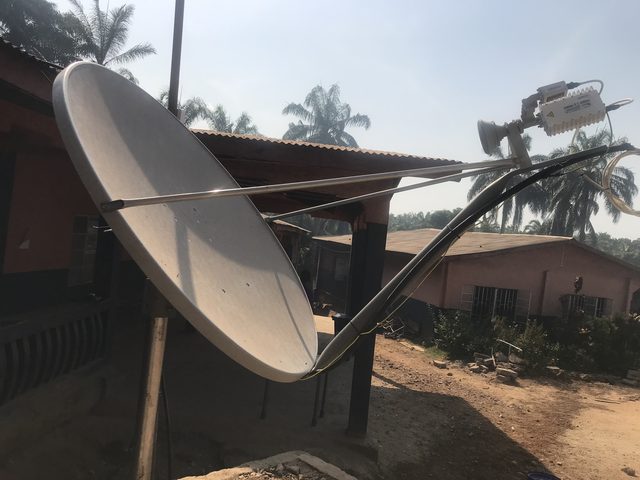 Antenne VSAT Ku de 1,2 m sur mât au sol à côté des bâtiments scolaires de Stichting Henk Arts à Port Loko, en Sierra Leone
