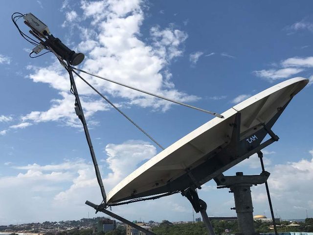 Antenne satellite en bande C de 2,4 m sur le toit du bureau national du HCR à Sinkor, Monrovia