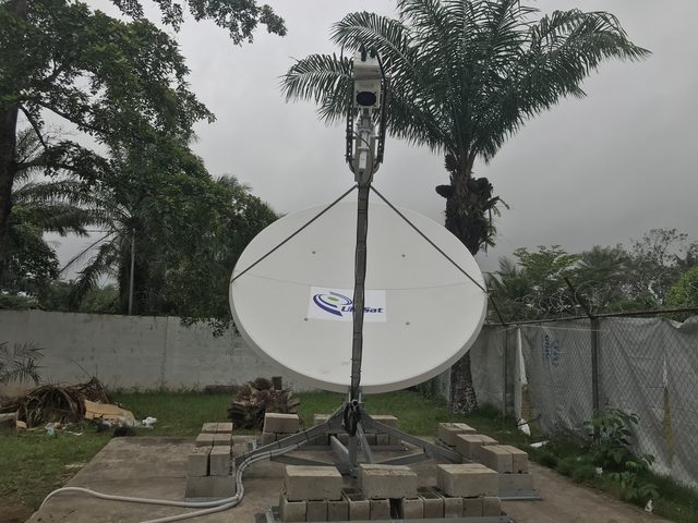 Antenne satellite en bande C de 2,4 m sur un support au sol lesté au bureau du HCR à Saclepea, dans le comté de Nimba
