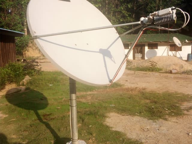 Antenne satellite bande Ku de 1,2 m sur mât au site de WestNAF, dans le comté de River Gee