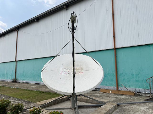 Nouvelle antenne satellite de 2,4 m sur support au sol, à côté de l'entrepôt du PAM à Caldwell, comté de Montserrado