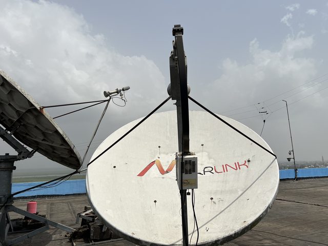Antenne satellite sur le toit du bureau de pays du PAM à Monrovia