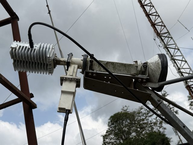 BUC, LNB et cornet d'alimentation sur le bras de l'antenne VSAT du sous-bureau du PAM à Saclepea, comté de Nimba
