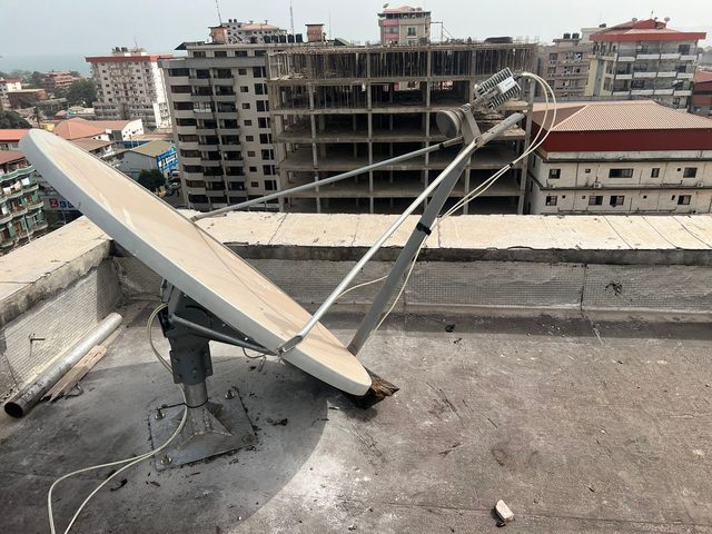 Antenne VSAT bande Ku en toiture au-dessus des immeubles de la ville, installée pour Wiwen Group