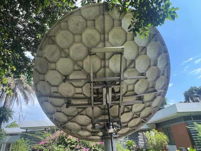 Arrière de l'antenne satellite de 3,8 m au bureau du Groupe de la Banque mondiale à Congo Town, Monrovia