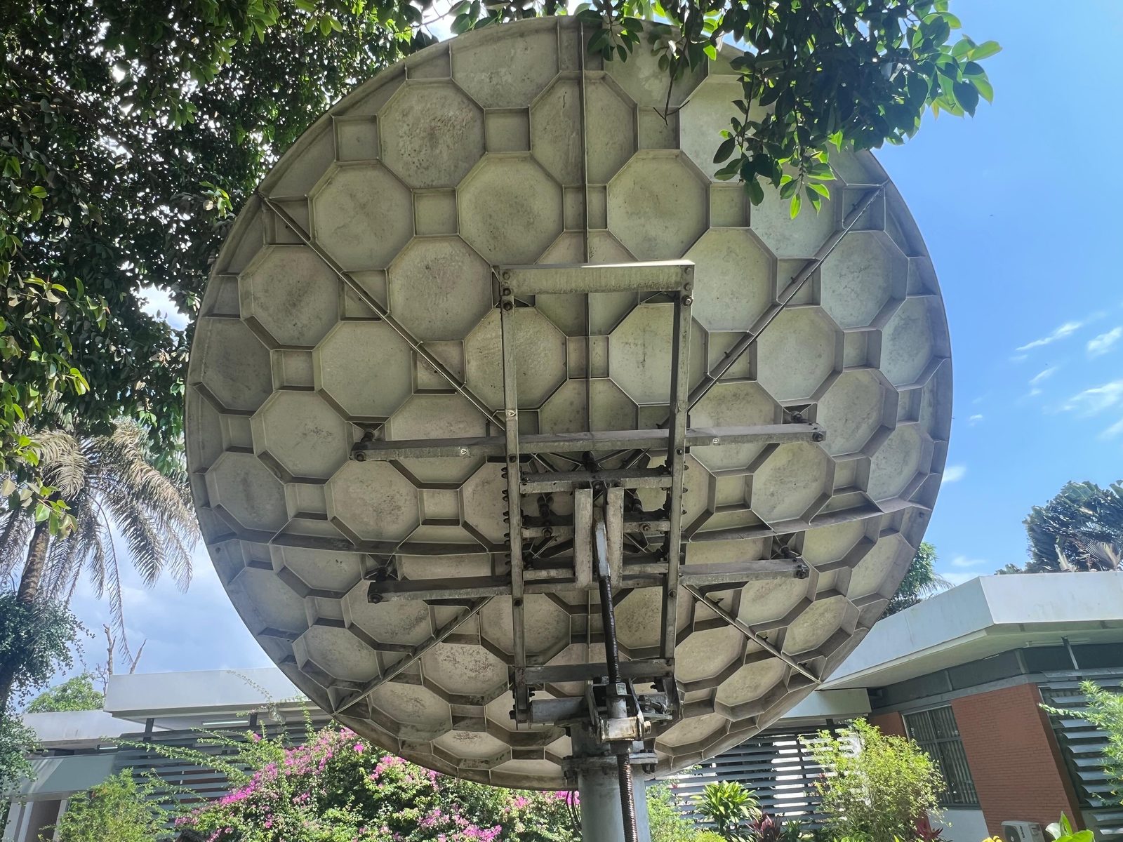Arrière de l'antenne satellite de 3,8&nbsp;m au bureau du Groupe de la Banque mondiale à Congo Town, Monrovia