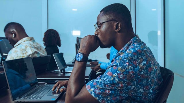 Apprenants adultes travaillant sur des ordinateurs portables pendant un atelier informatique
