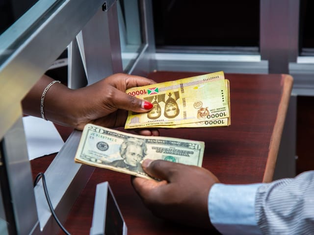 Échange de billets de banque au guichet d'une banque