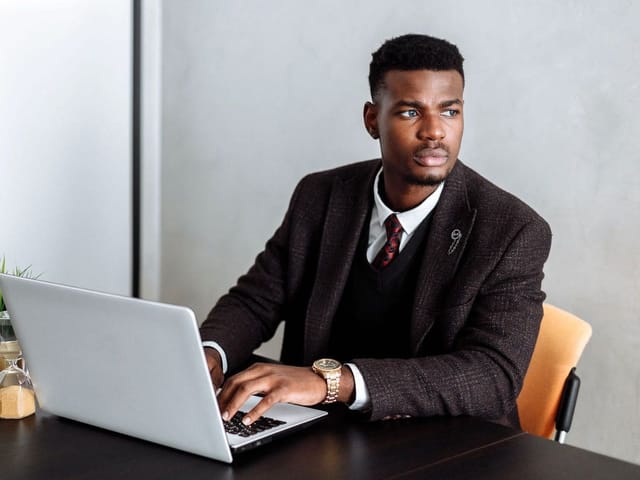 Employé de banque travaillant sur un ordinateur portable à son bureau