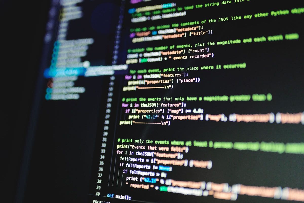 Gros plan sur du code informatique coloré affiché sur un écran à fond sombre